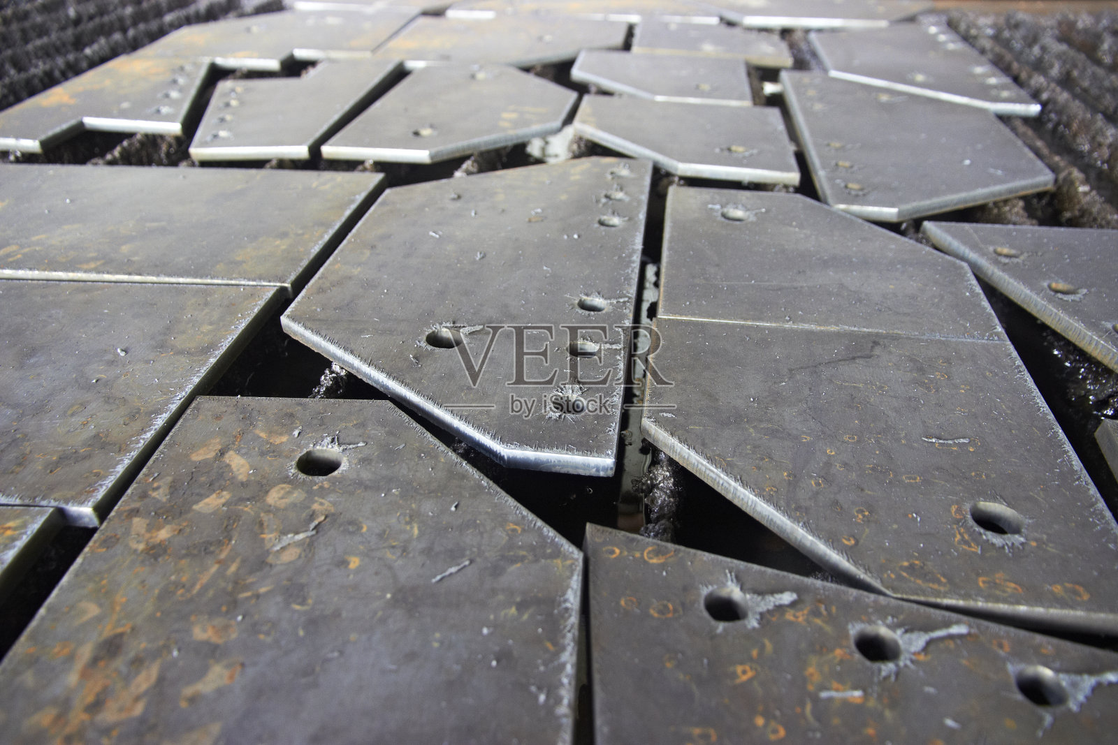 用等离子切割机切割铁质金属制成的金属制品照片摄影图片