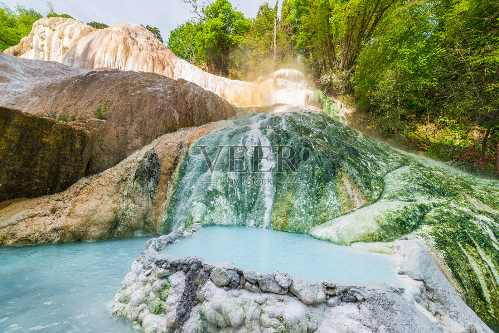 意大利托斯卡纳的地热池和温泉。巴尼圣菲利波自然热瀑布在早上没有人。森林中的白鲸。照片摄影图片