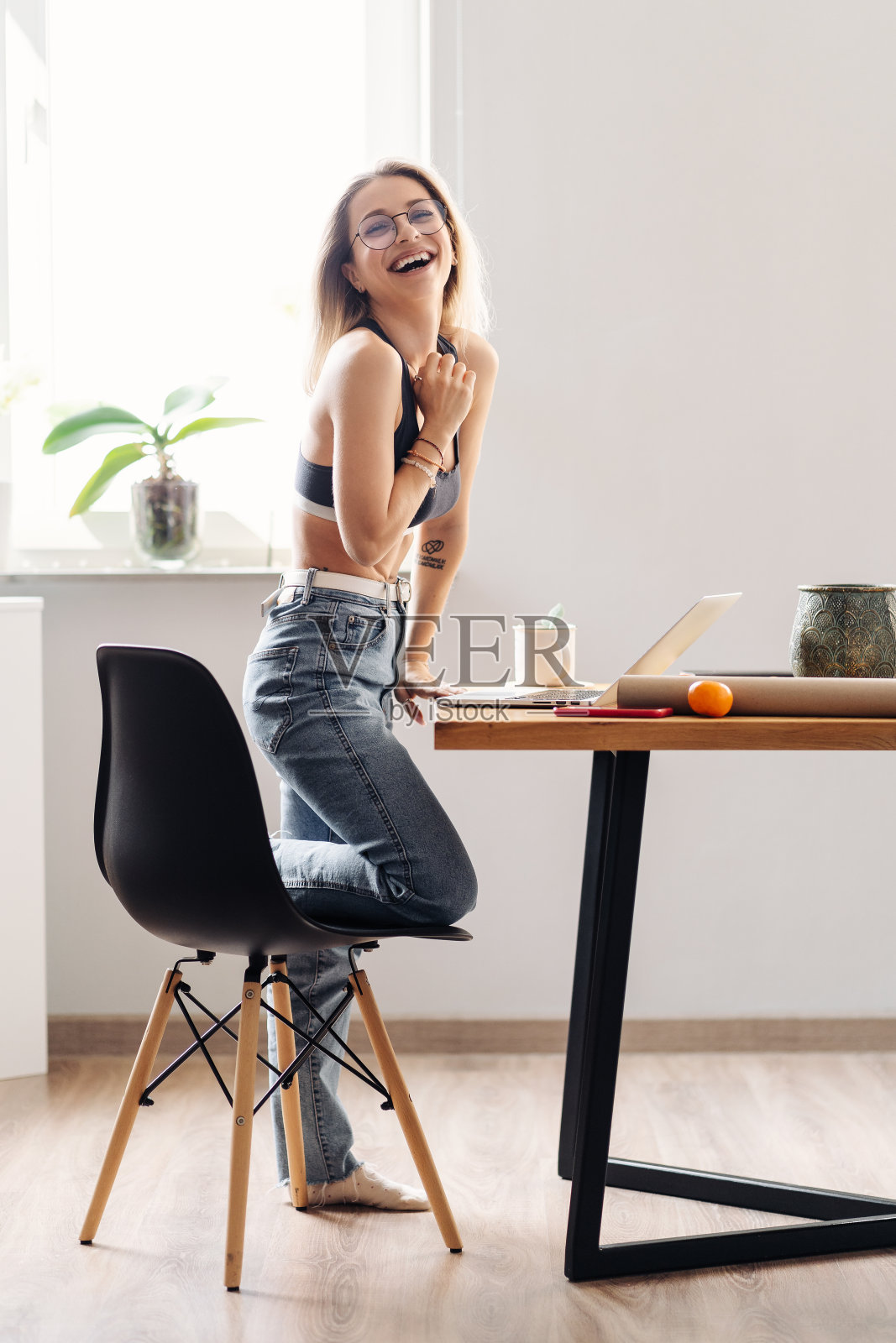 现代女孩放松在厨房上网照片摄影图片