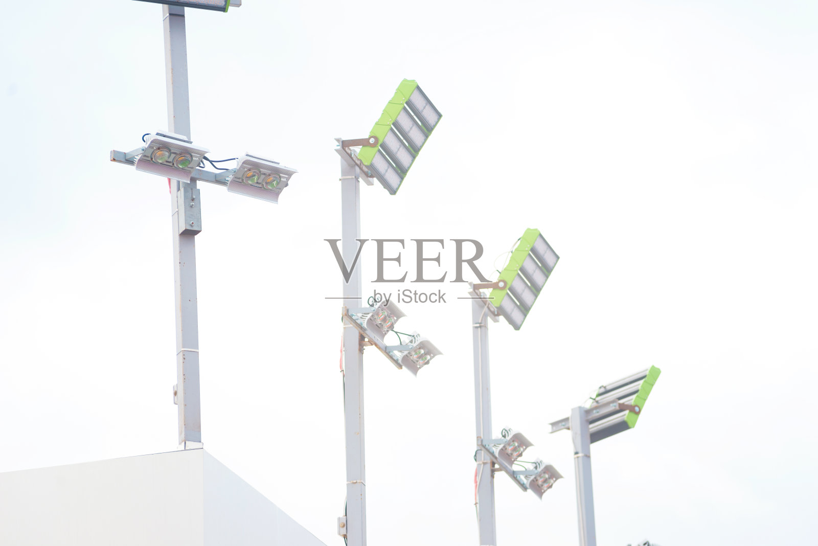 许多光投影仪在体育场的照片照片摄影图片