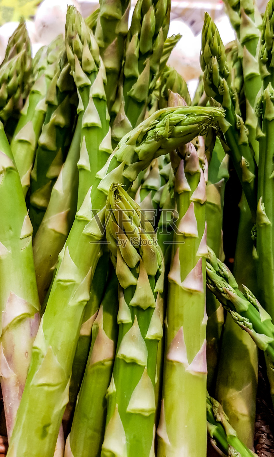 市场上的新鲜芦笋照片摄影图片