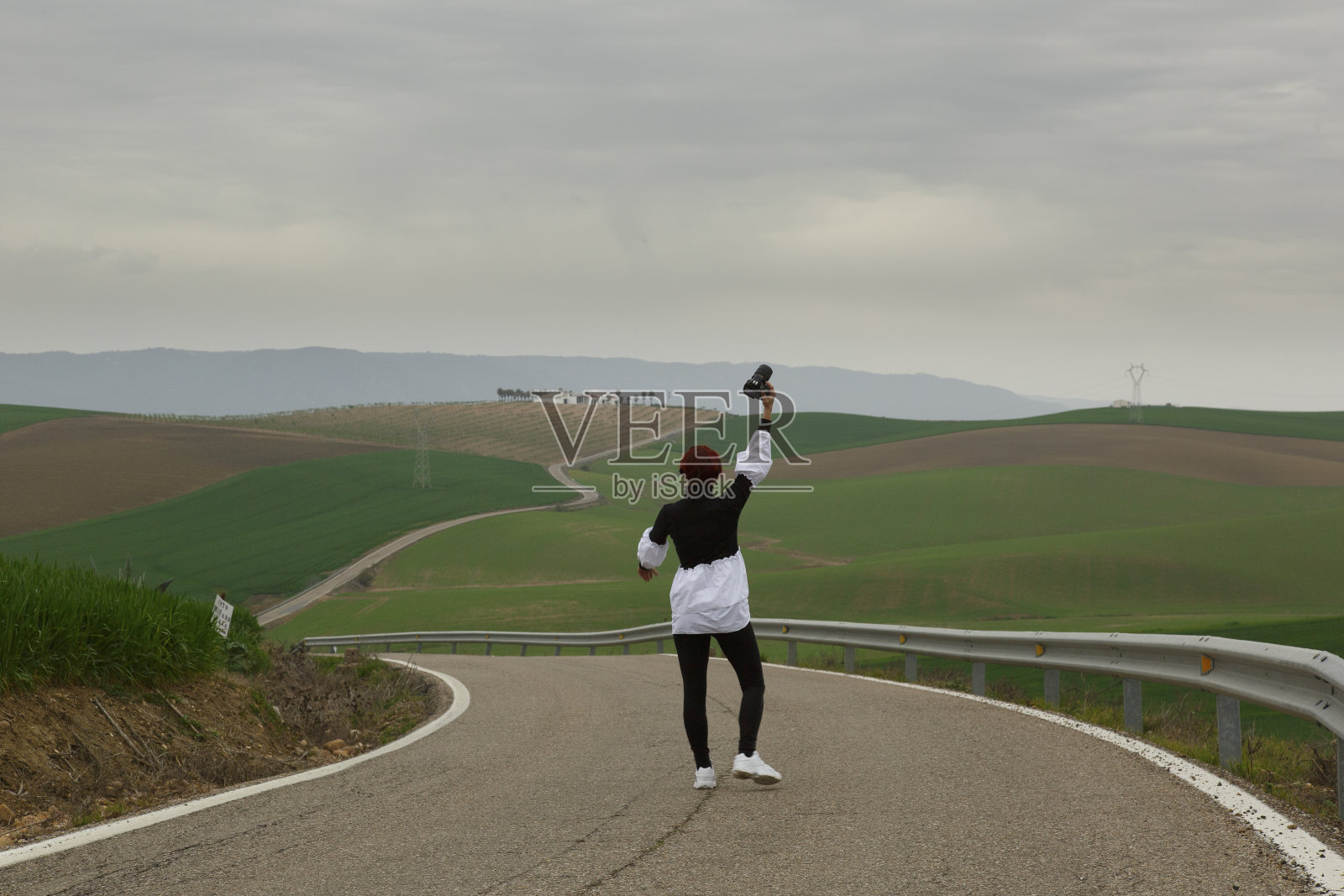 一名妇女在安达卢西亚的路上拍照照片摄影图片