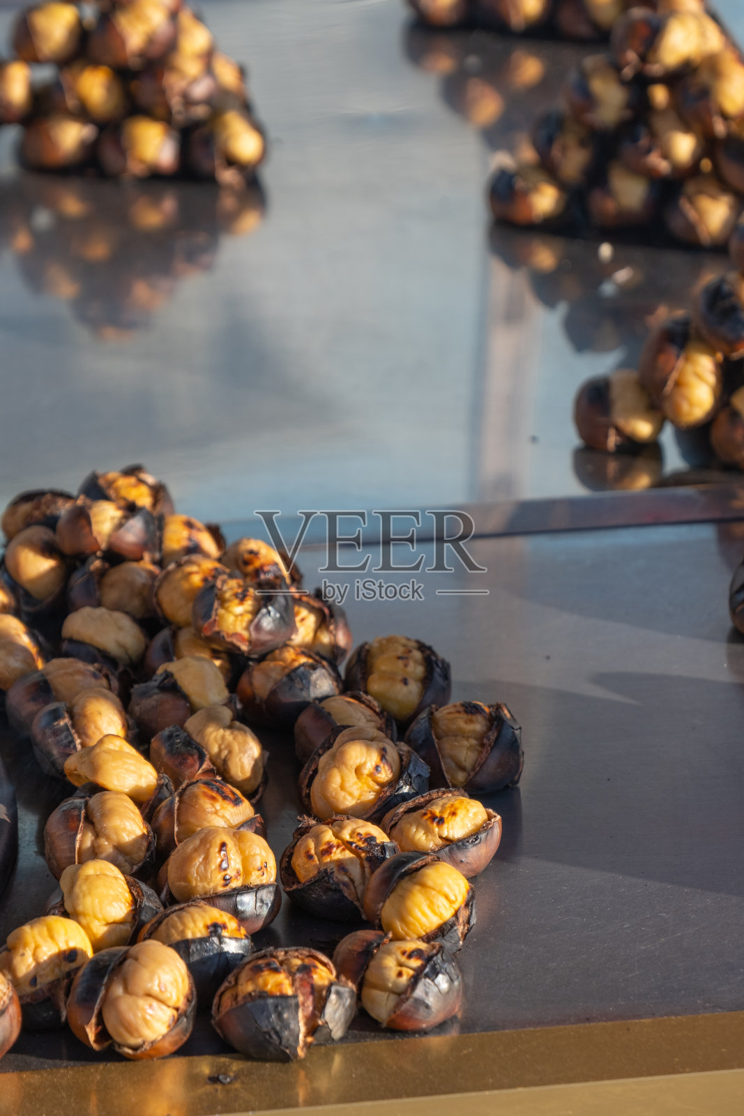 炒栗子小贩，街头小吃，照片摄影图片