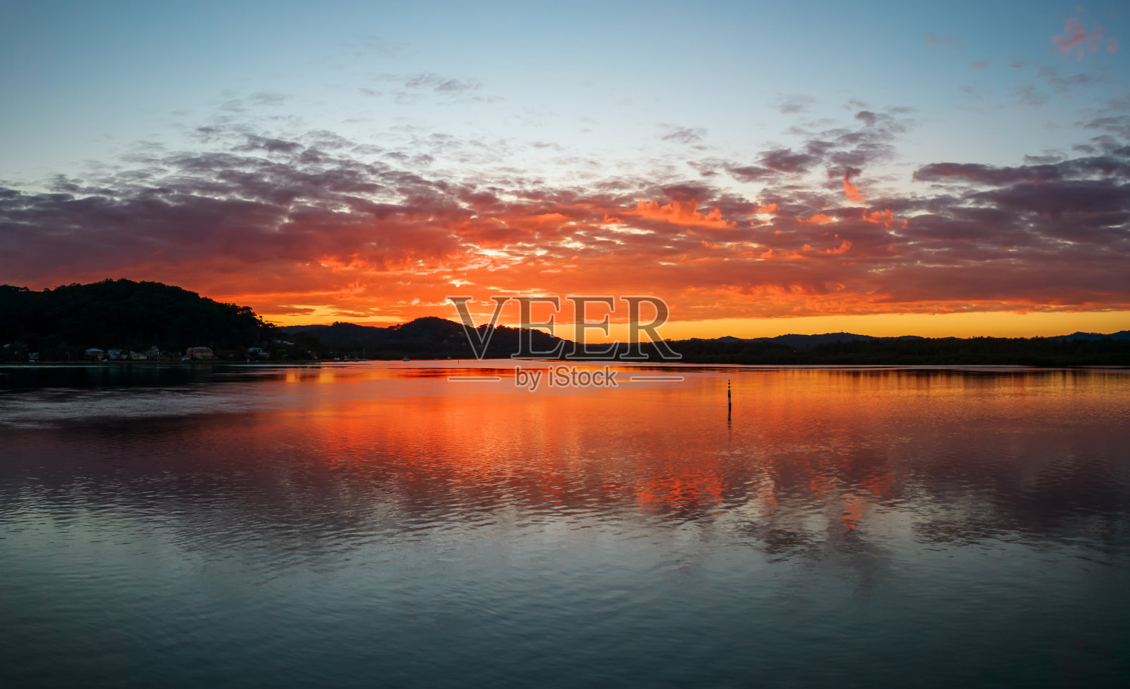 日出空中水景与云彩照片摄影图片