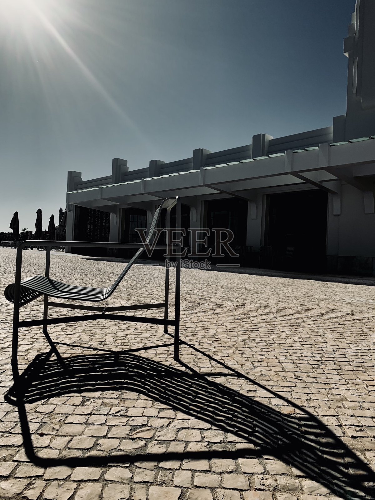 露台椅子-椅子和影子-里斯本河站-太阳-反对的一天照片摄影图片