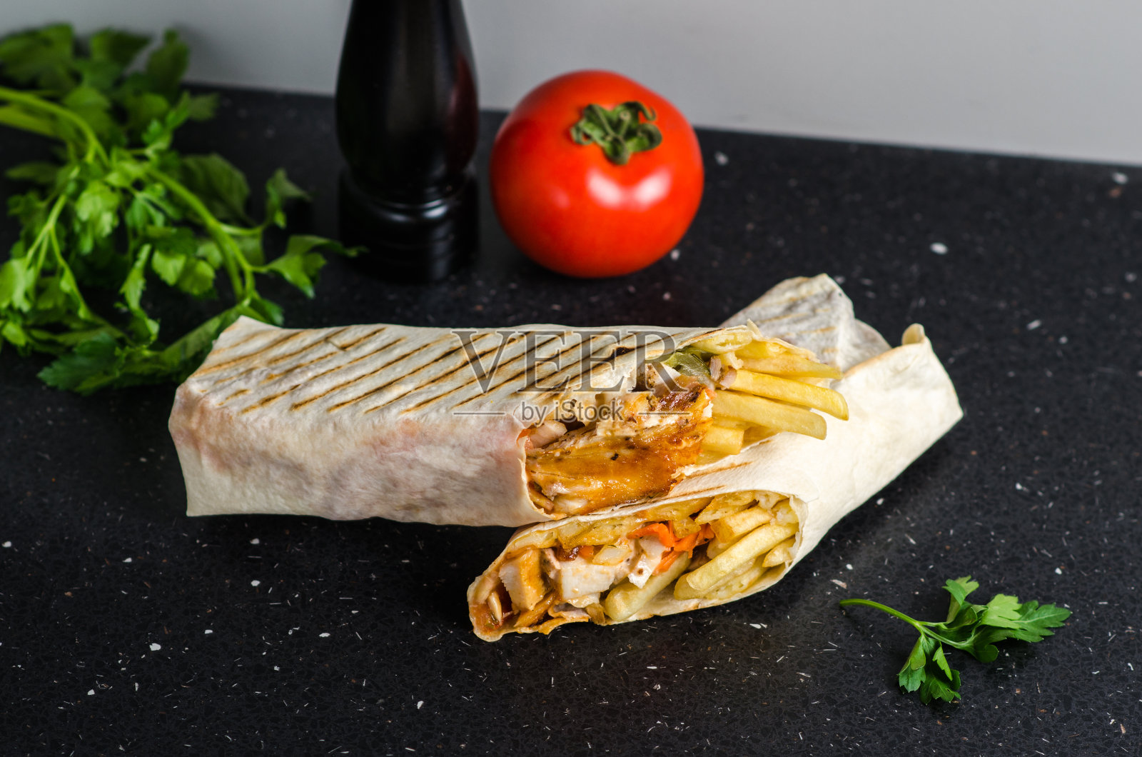 黎巴嫩沙瓦马配薯条。快餐在石头黑色的背景。照片摄影图片