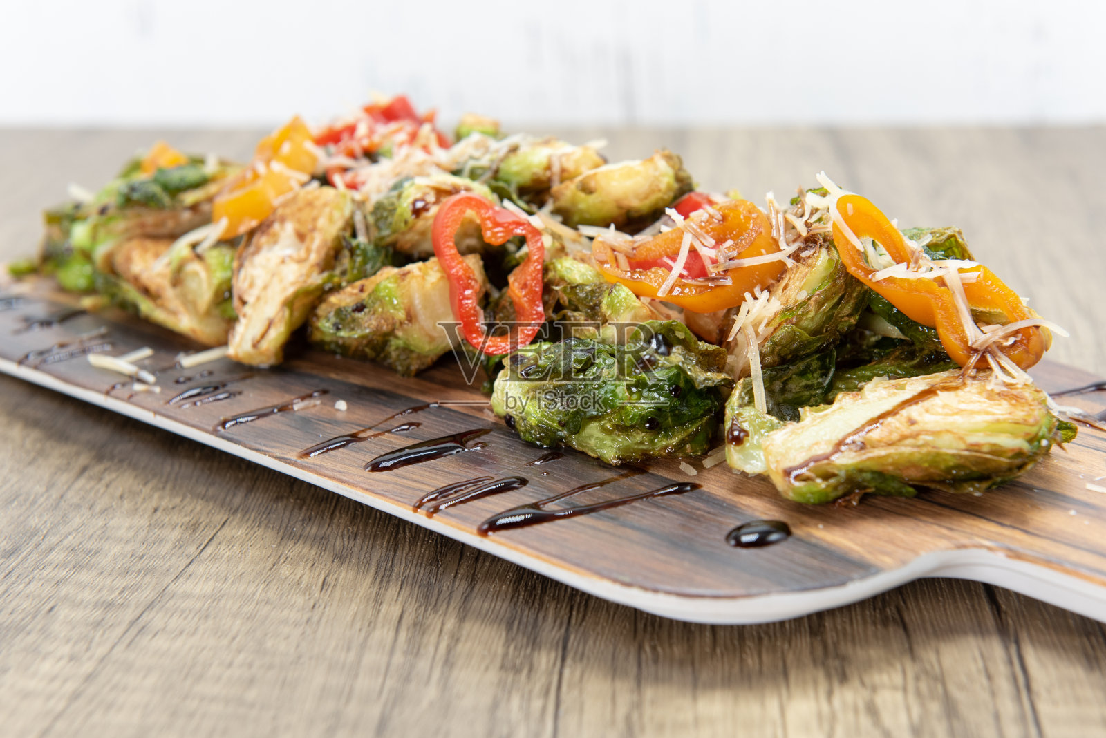 盘子里诱人的食物。照片摄影图片