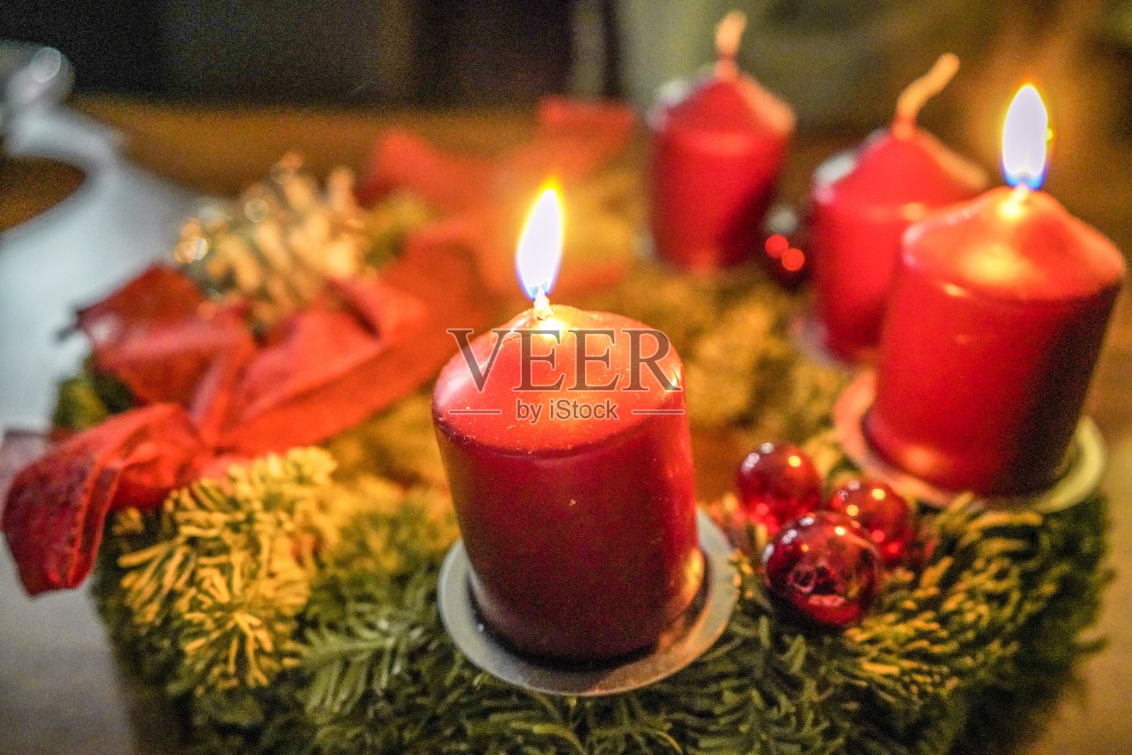 为美丽的圣诞季节准备的蜡烛花环。照片摄影图片