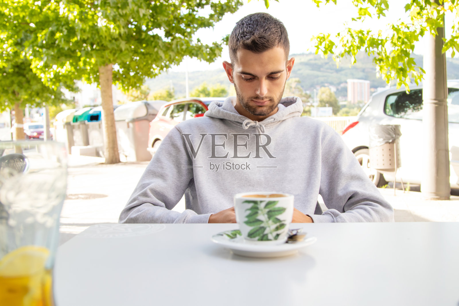 一个年轻人在咖啡馆里玩手机照片摄影图片