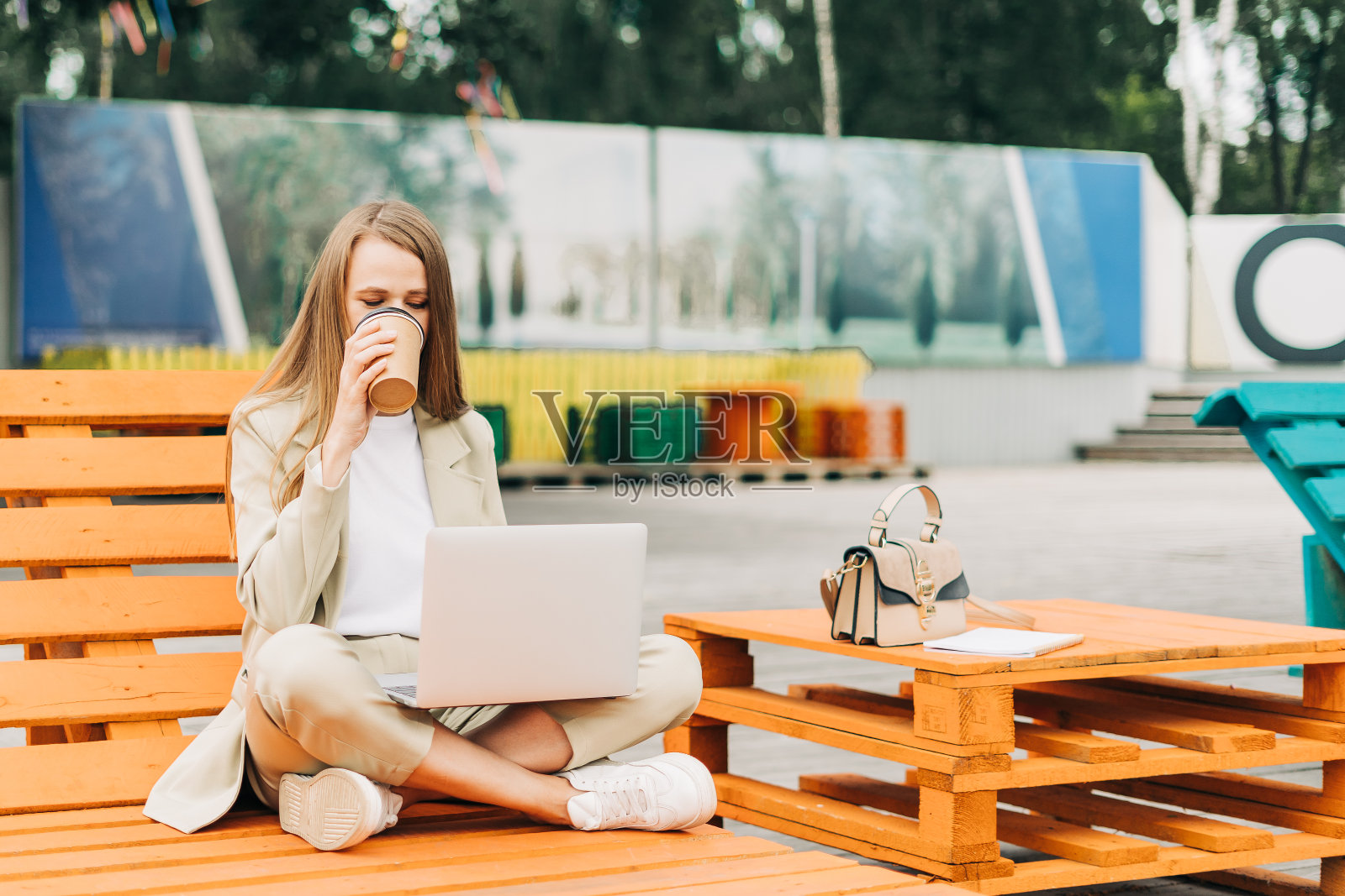 穿着西装在电脑前工作的女商人照片摄影图片