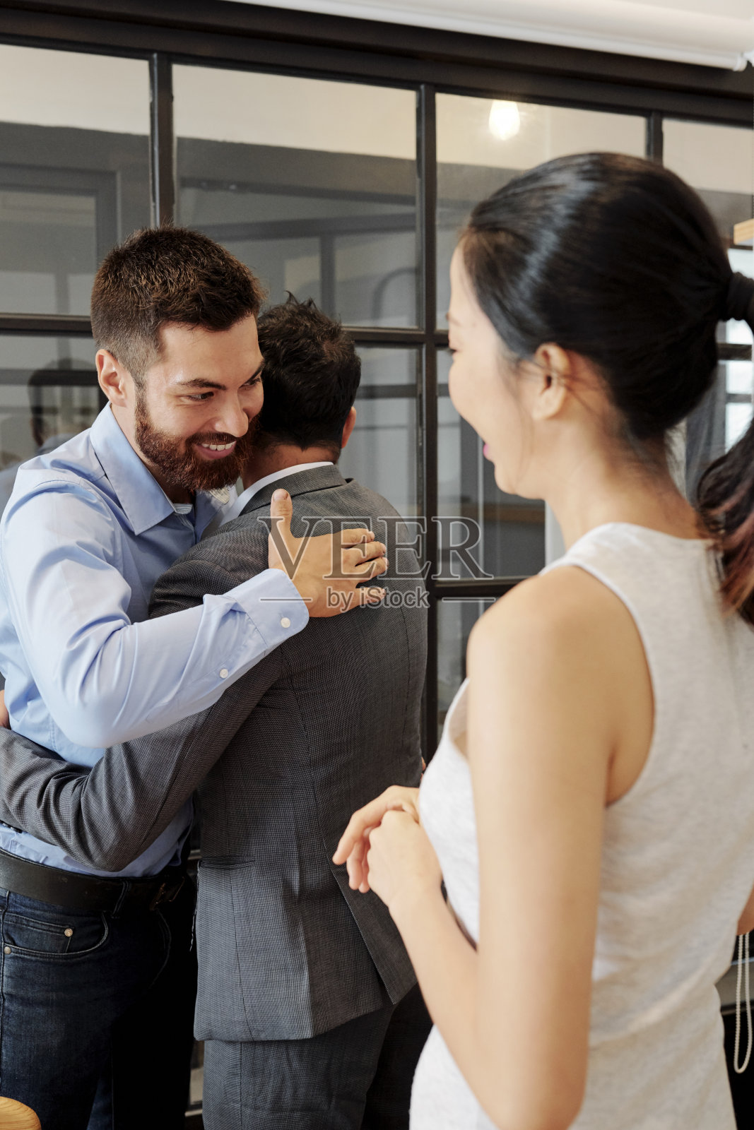 快乐拥抱商务人士照片摄影图片