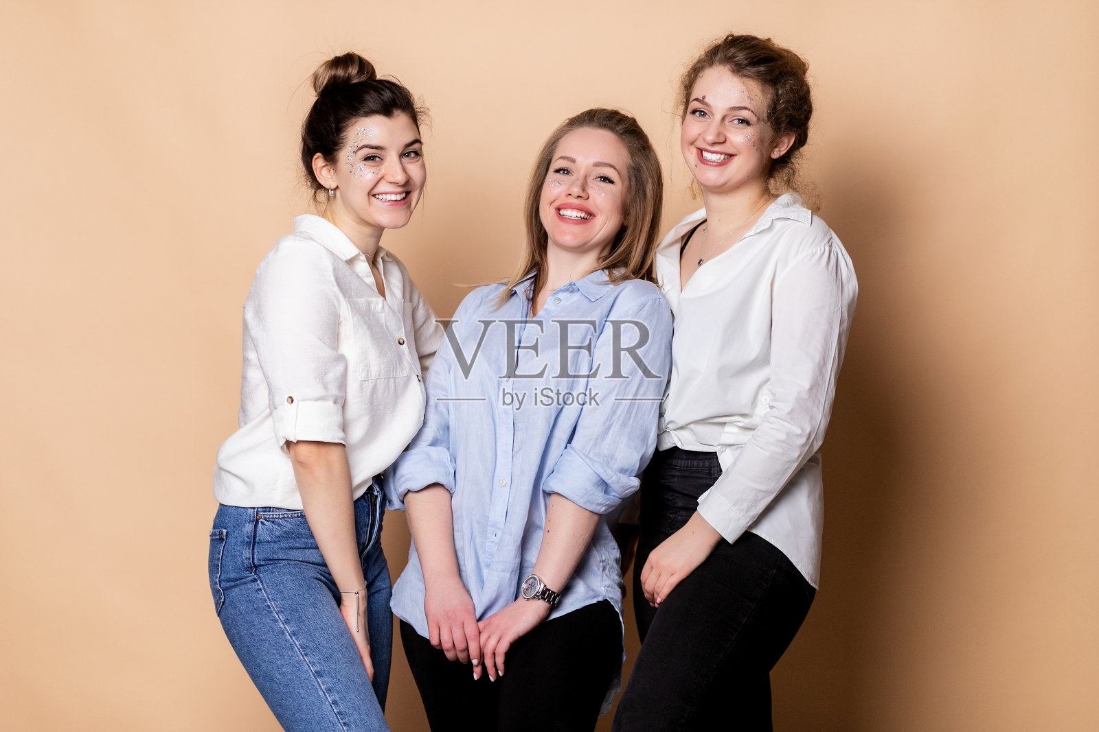 快乐超重的多元文化女性照片摄影图片