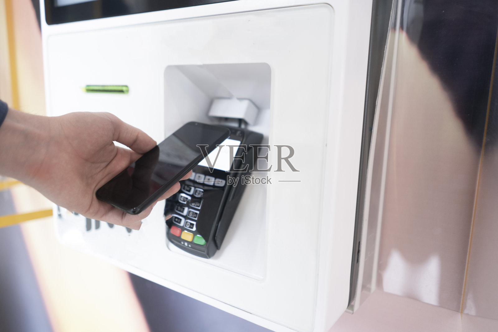 使用NFC技术实现从手机到POS终端的无现金支付照片摄影图片