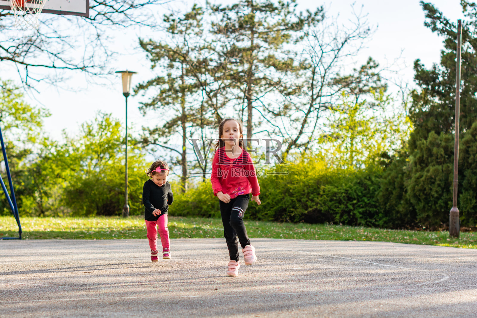 孩子们在操场上奔跑照片摄影图片