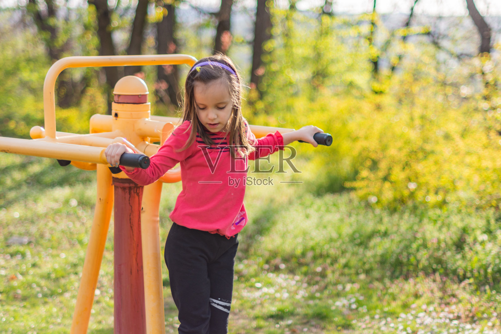 孩子们在公园里锻炼照片摄影图片