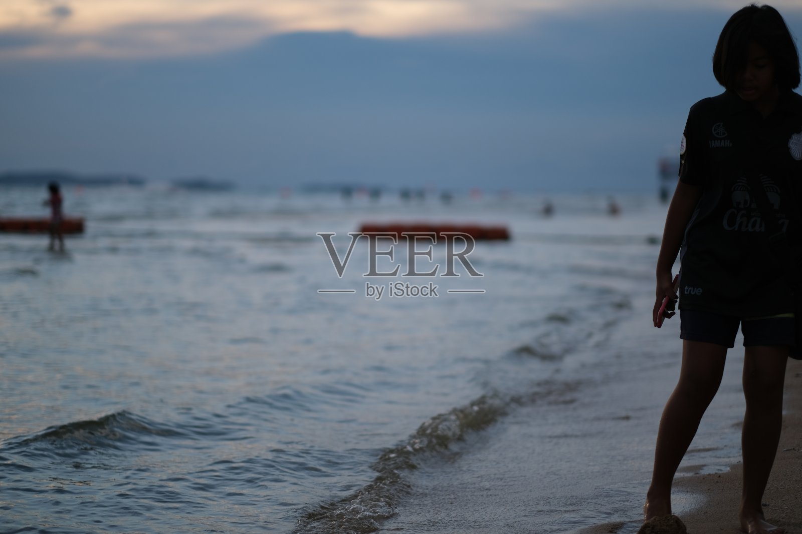 站在海滩上的人的后视图照片摄影图片