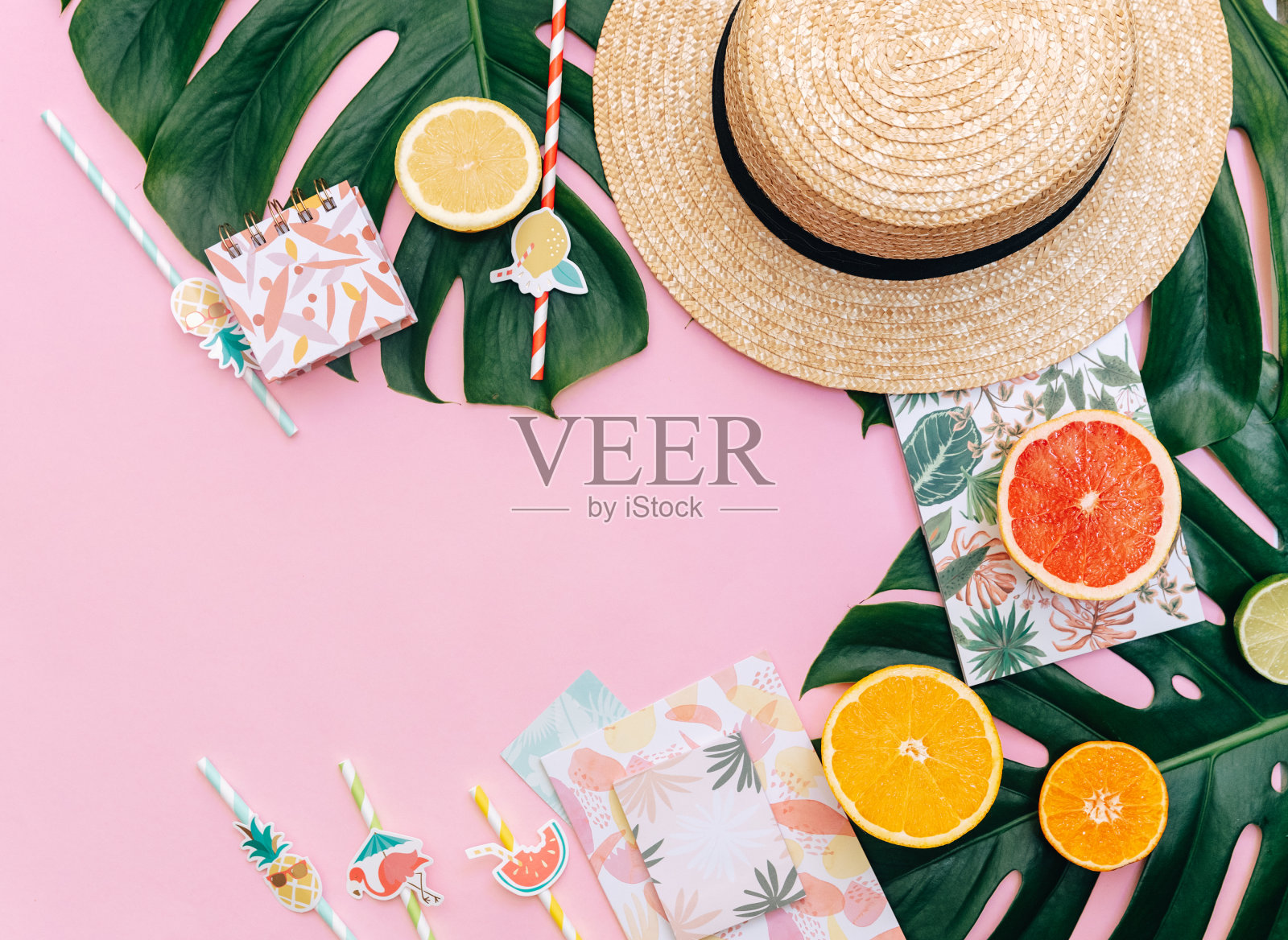 平躺的夏季热带背景。工作空间供应和新鲜水果。俯视图，复制空间照片摄影图片