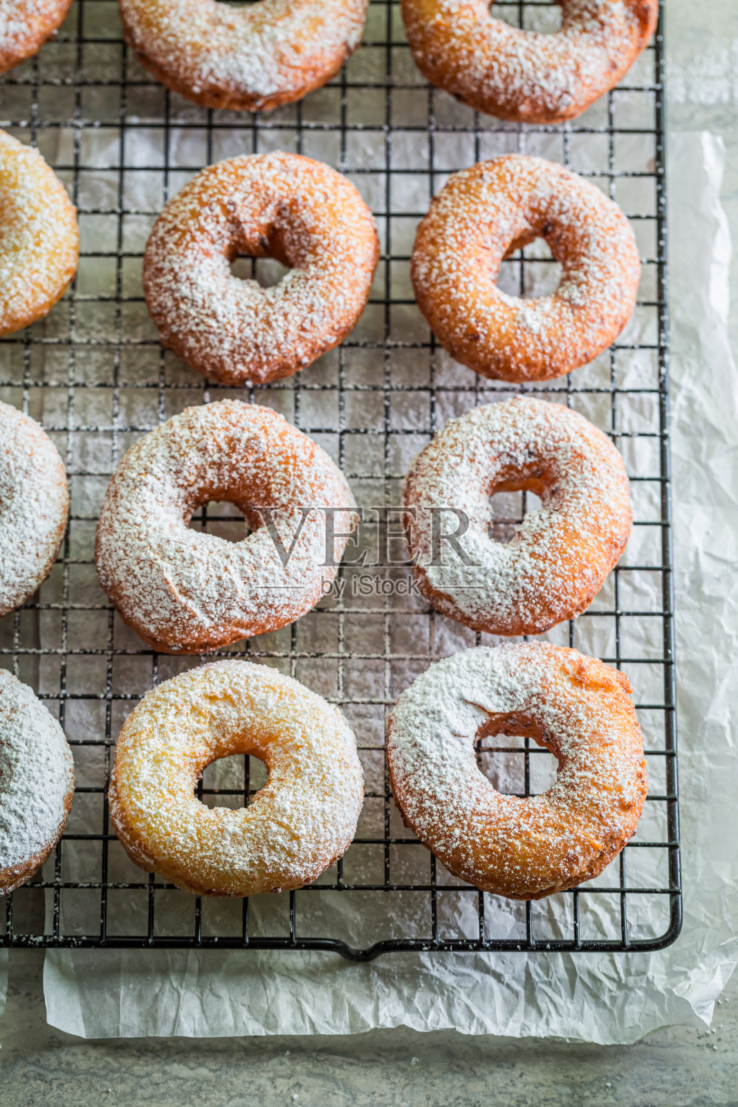 自制的金色甜甜圈。为油腻星期四自制糕点。照片摄影图片
