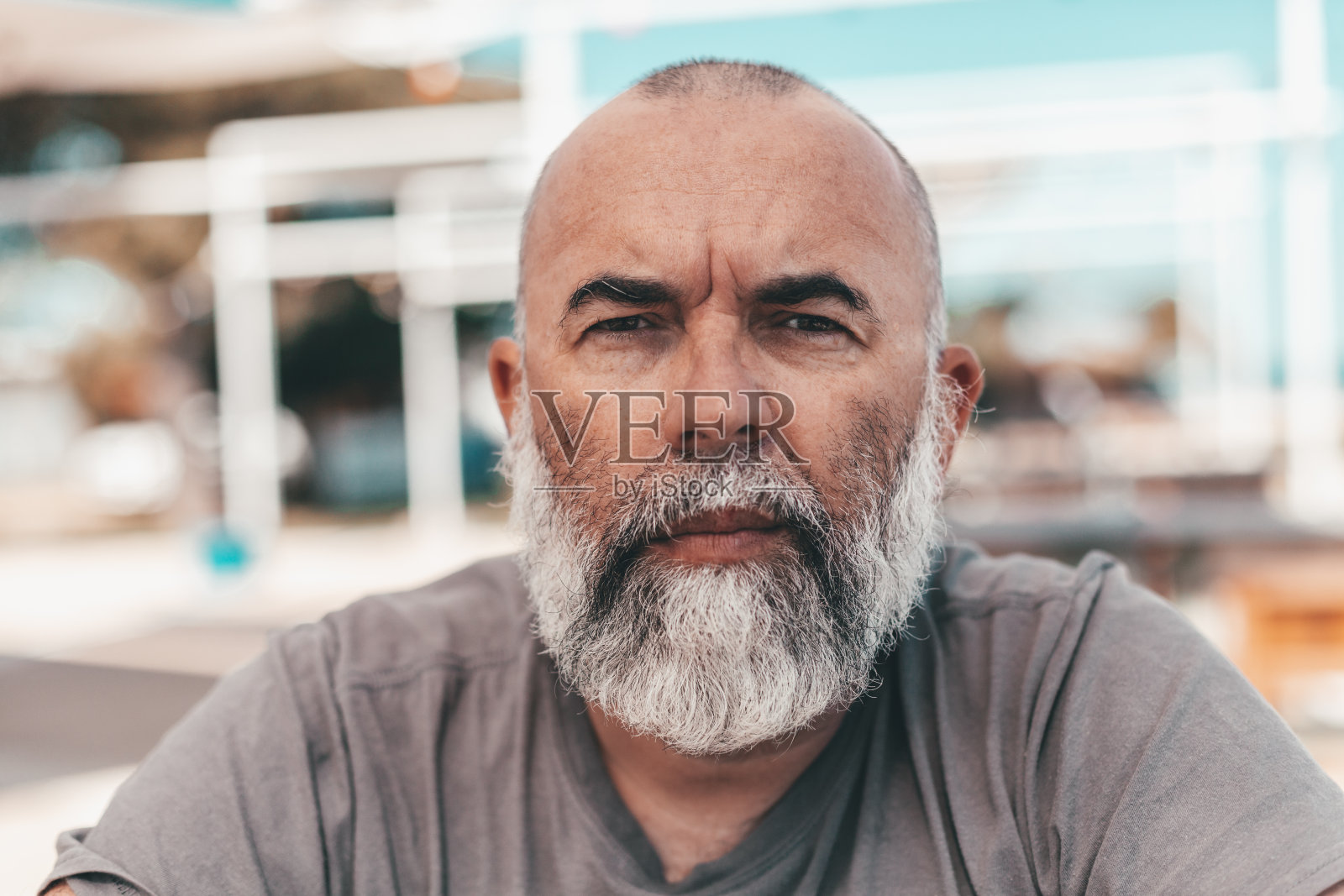 一个留着白胡子的中年男子的户外肖像照片摄影图片