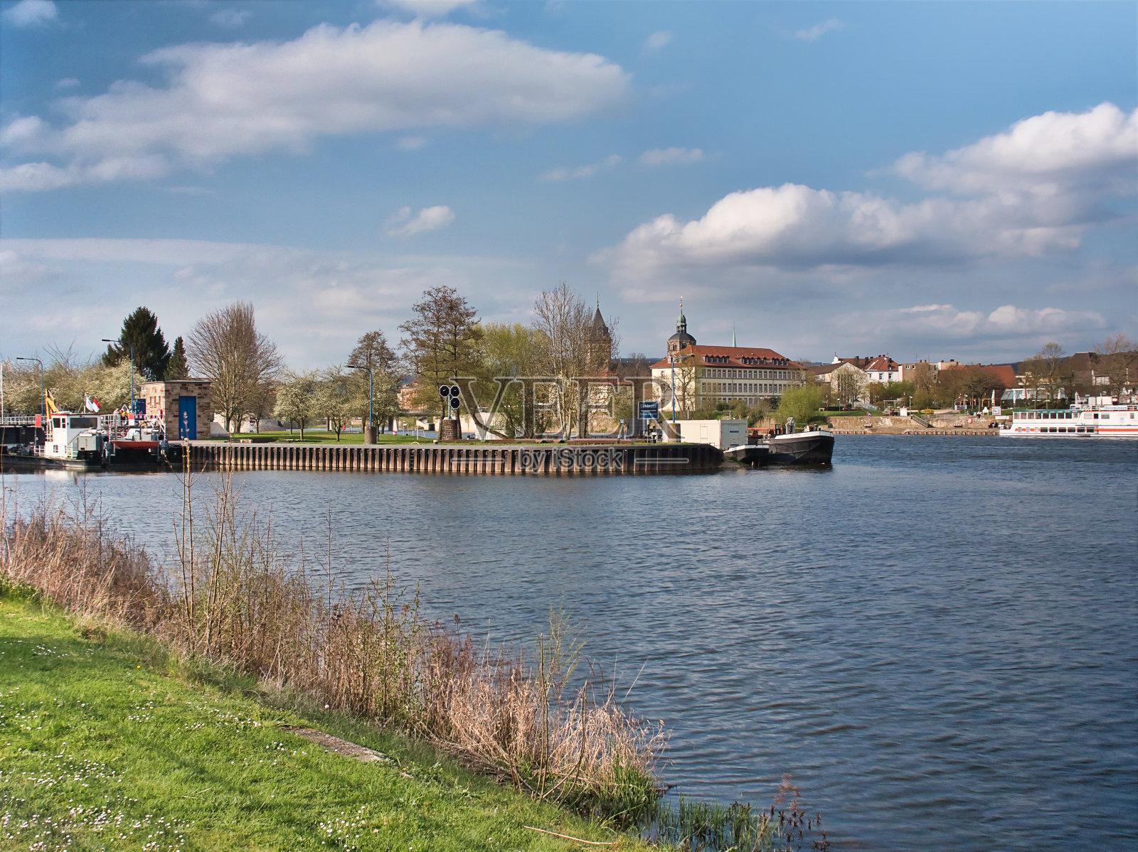 在德国的哈默尔恩，美丽的韦瑟河在蓝天下的云朵照片摄影图片