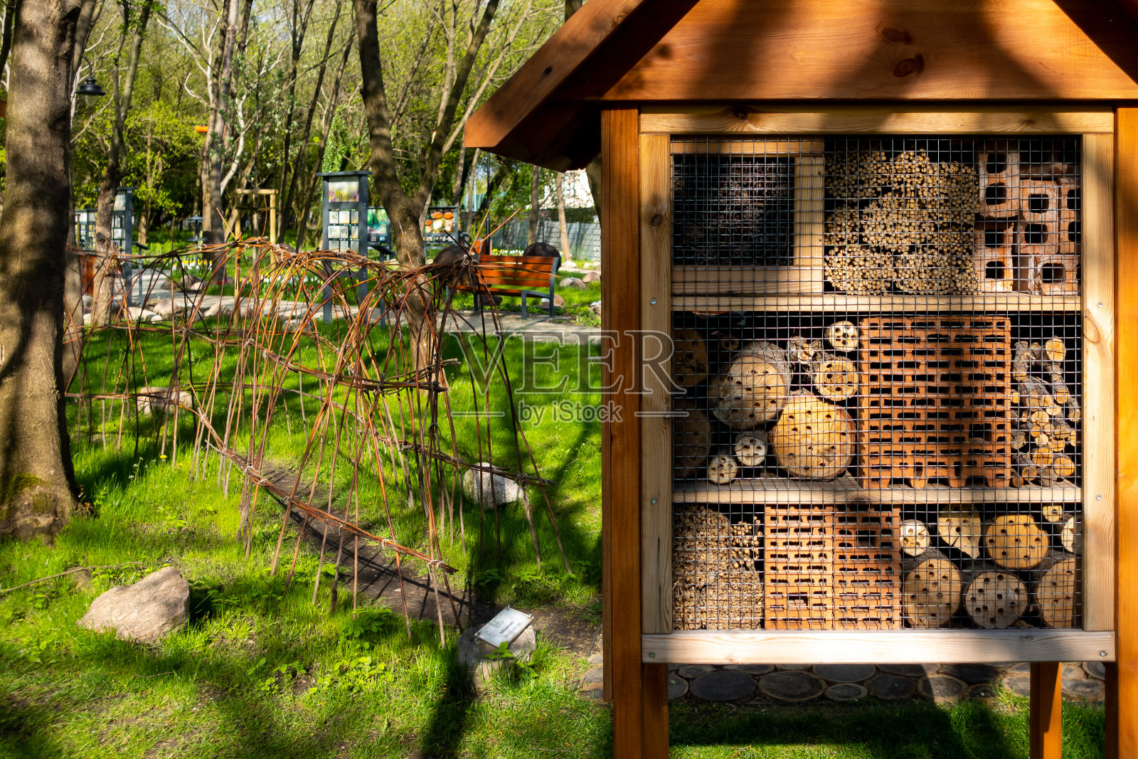 昆虫屋在城市公园。一种把木棍、陶瓷放在木架上的作品。照片摄影图片