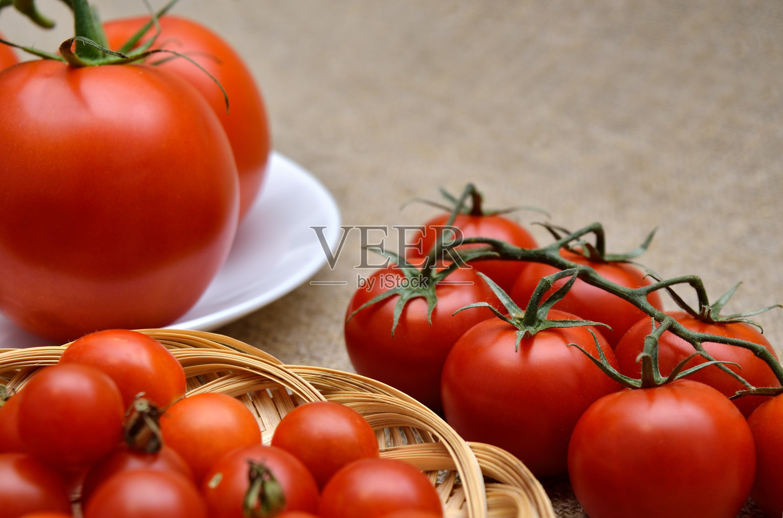 成熟，新鲜，红色的西红柿放在粗麻布上照片摄影图片