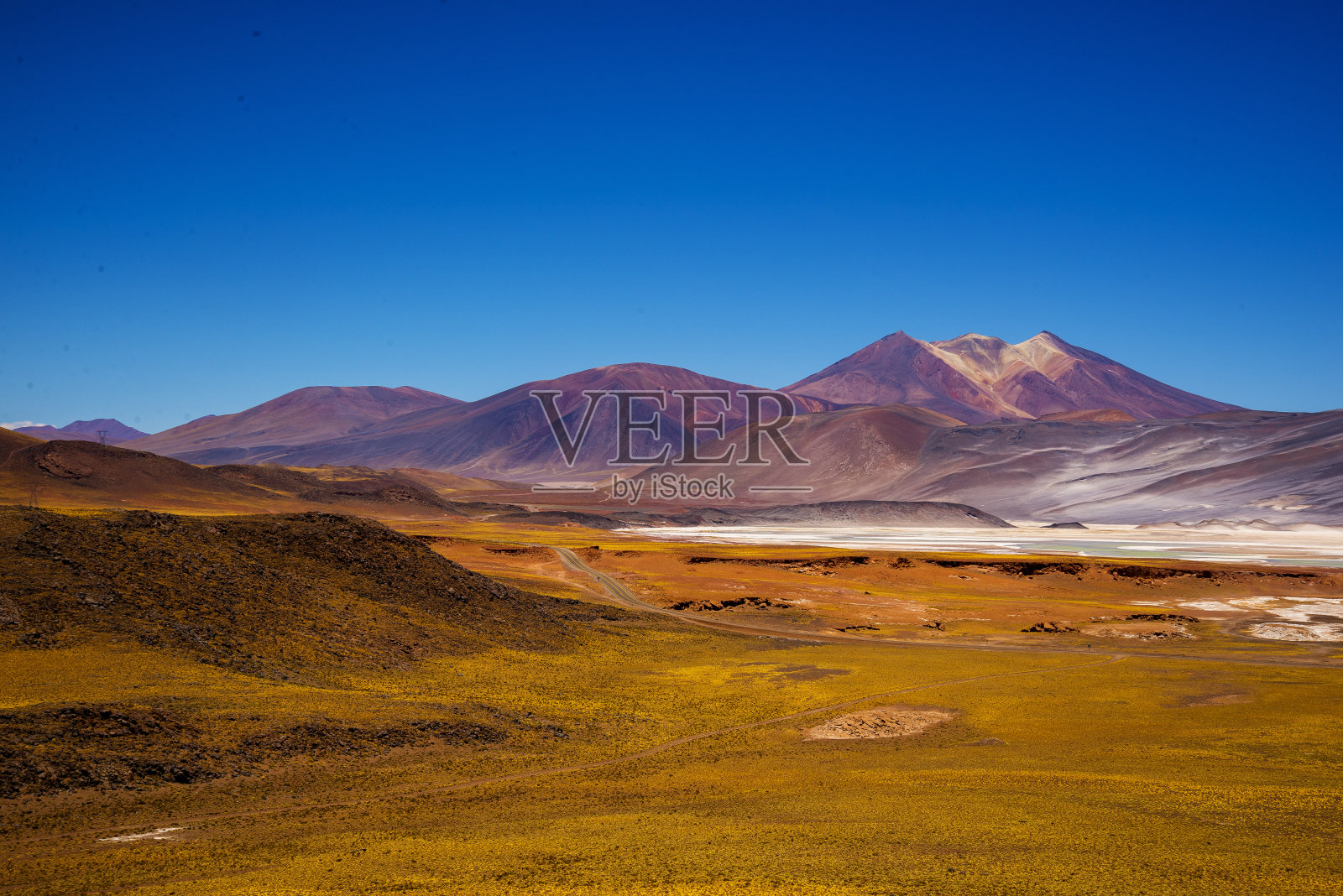 智利阿塔卡马沙漠的休眠火山和湖泊照片摄影图片