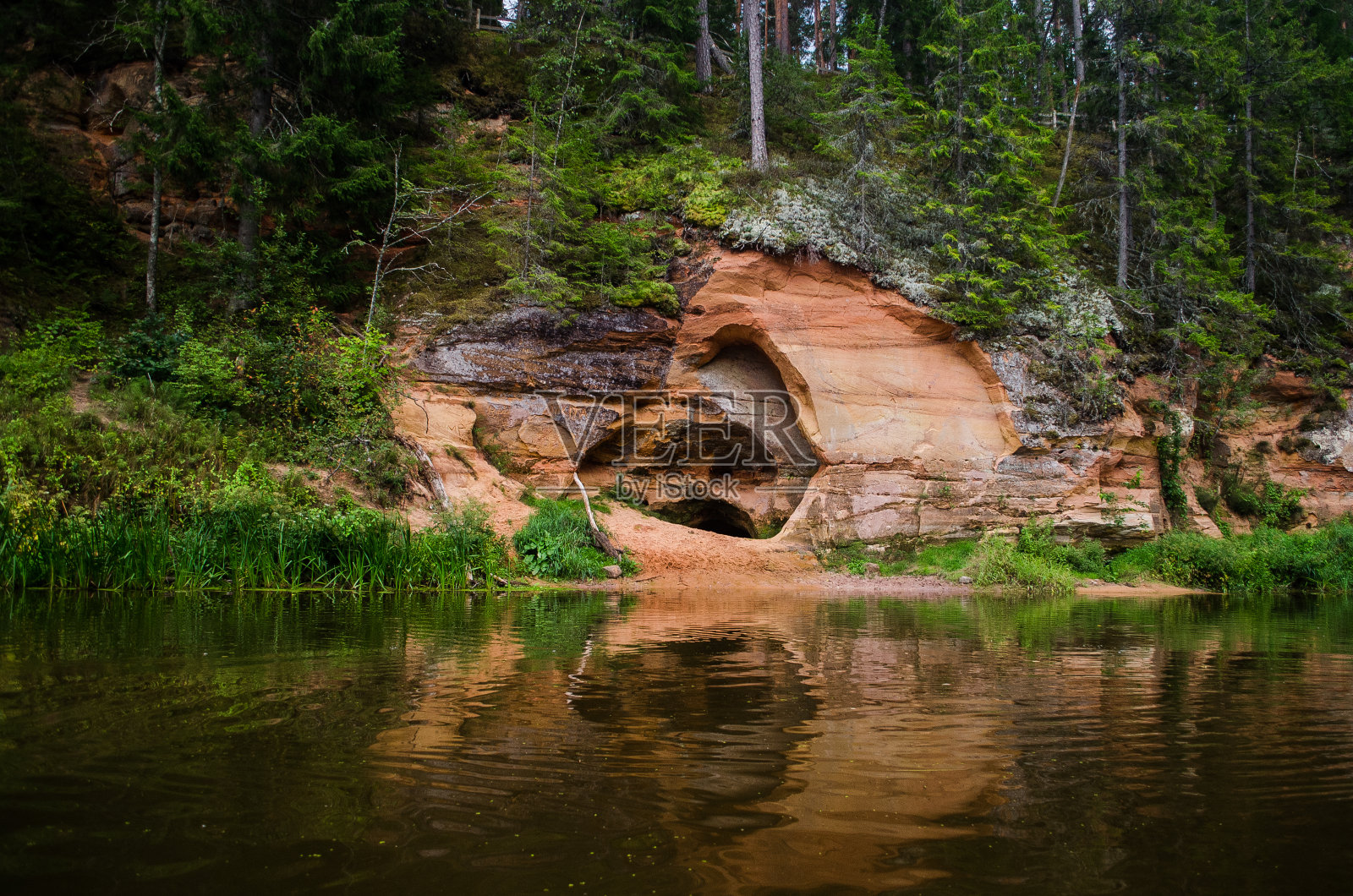 沿着萨拉卡河顺流而下。美丽的沙石悬崖，拉脱维亚照片摄影图片