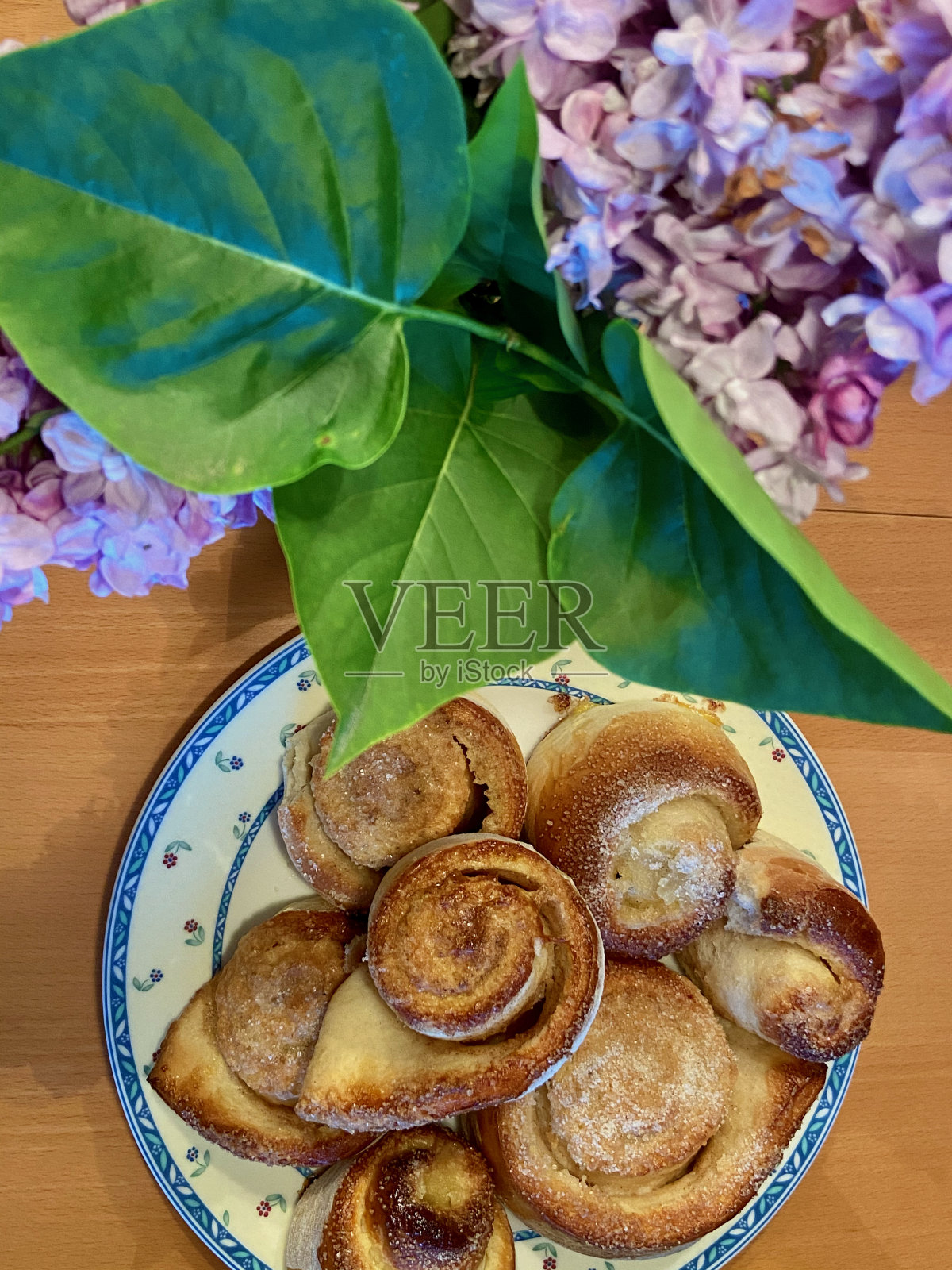 肉桂面包和花照片摄影图片