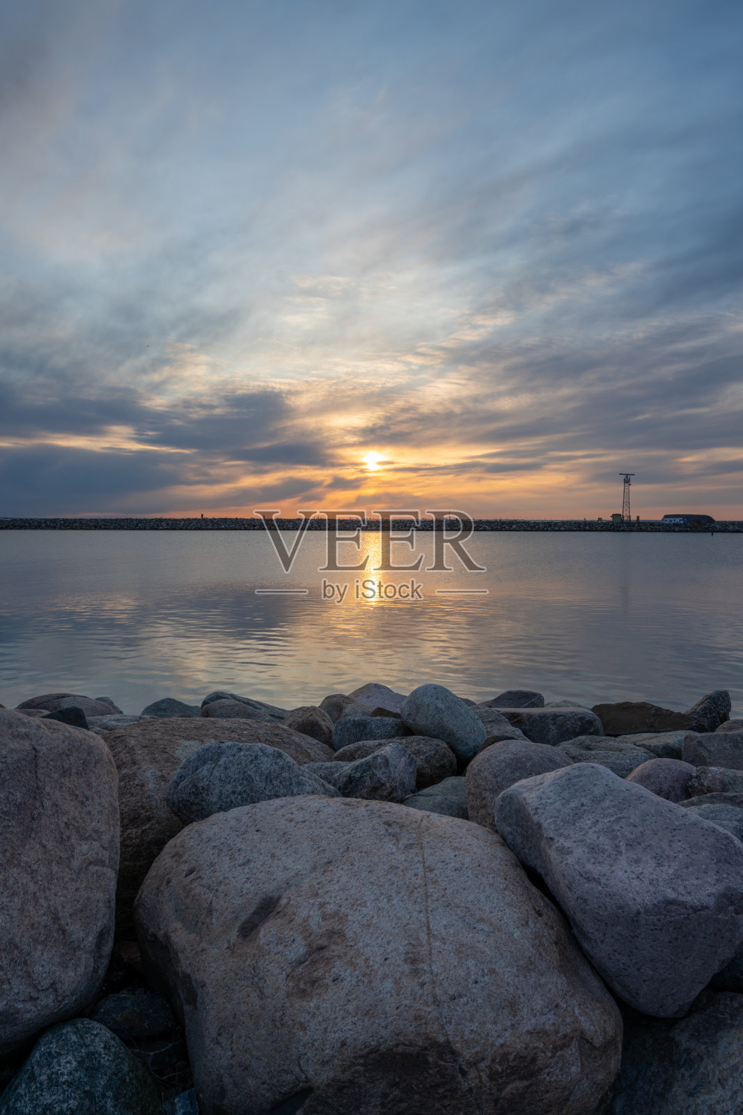 美丽的日落在海上。图片来自瑞典马尔默照片摄影图片