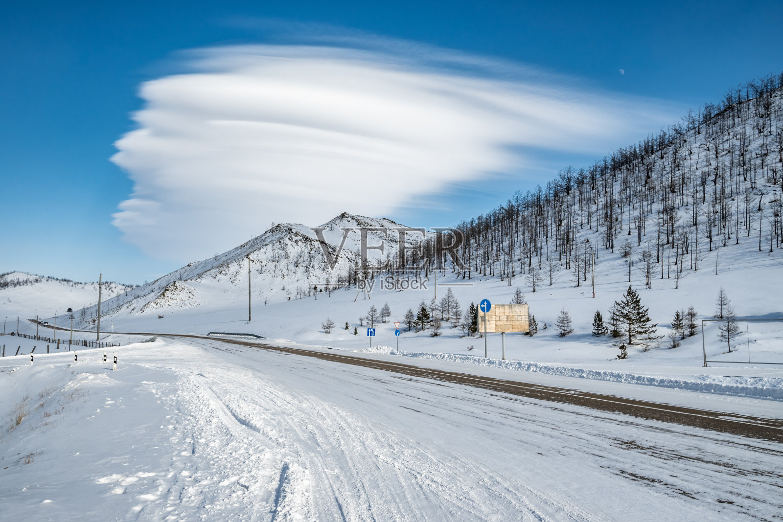 美丽的云朵笼罩着冬天的道路照片摄影图片