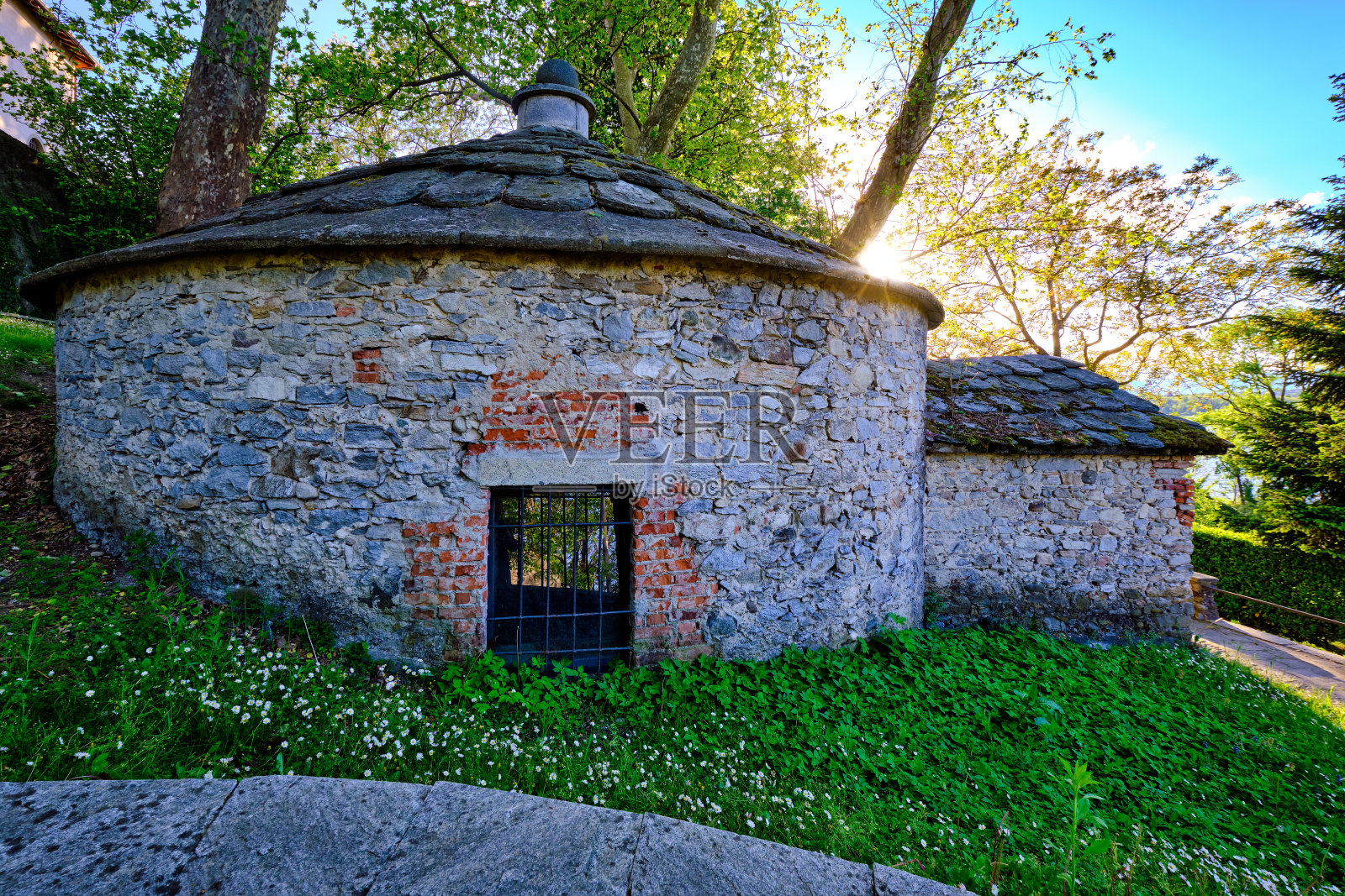 瓦雷兹湖边的古老的冰箱仓库照片摄影图片