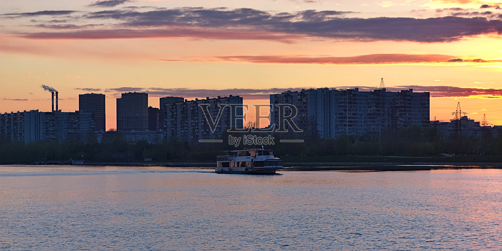 城里河边的夜景照片摄影图片