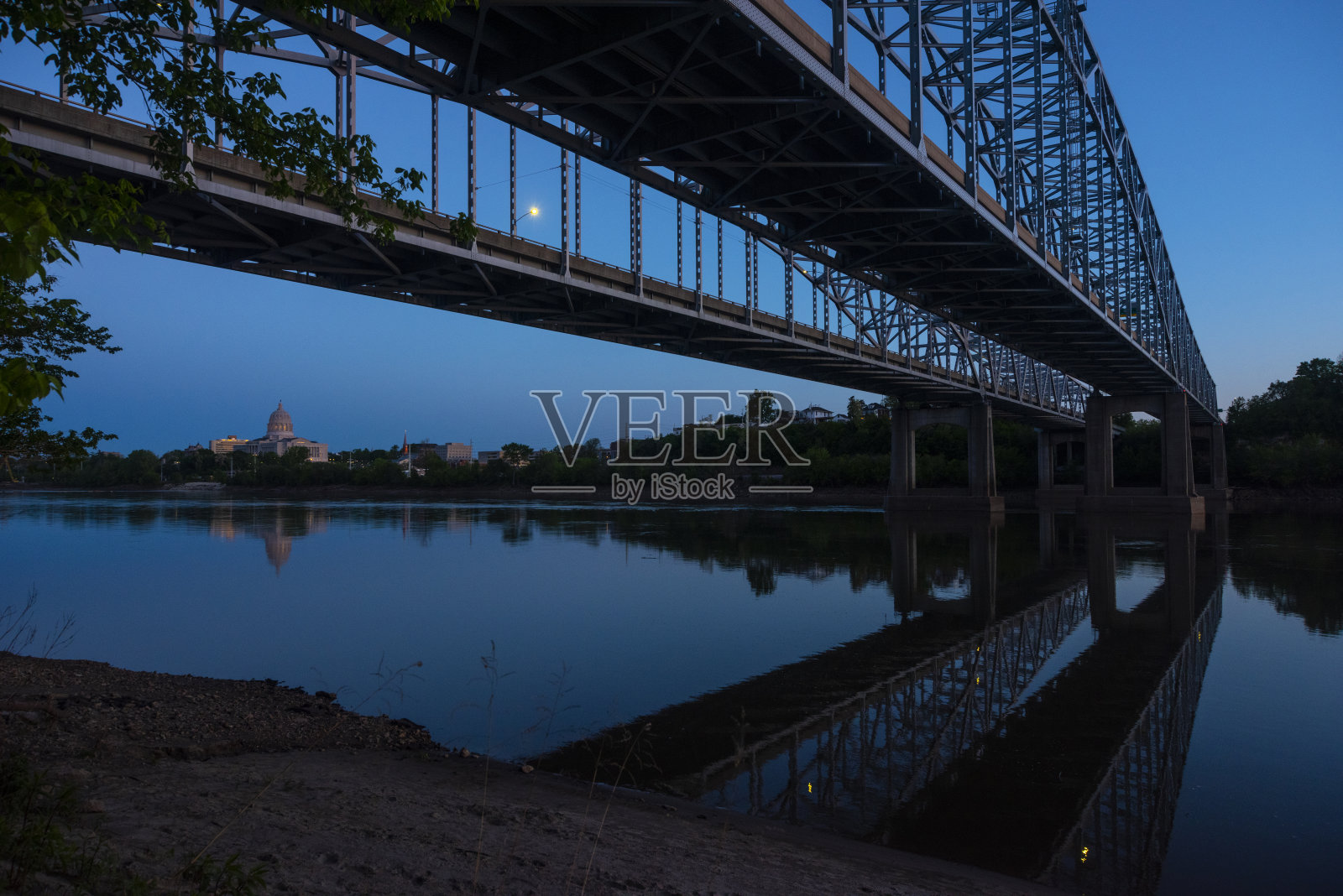 横跨密苏里河的桥梁进入密苏里州的杰斐逊城照片摄影图片