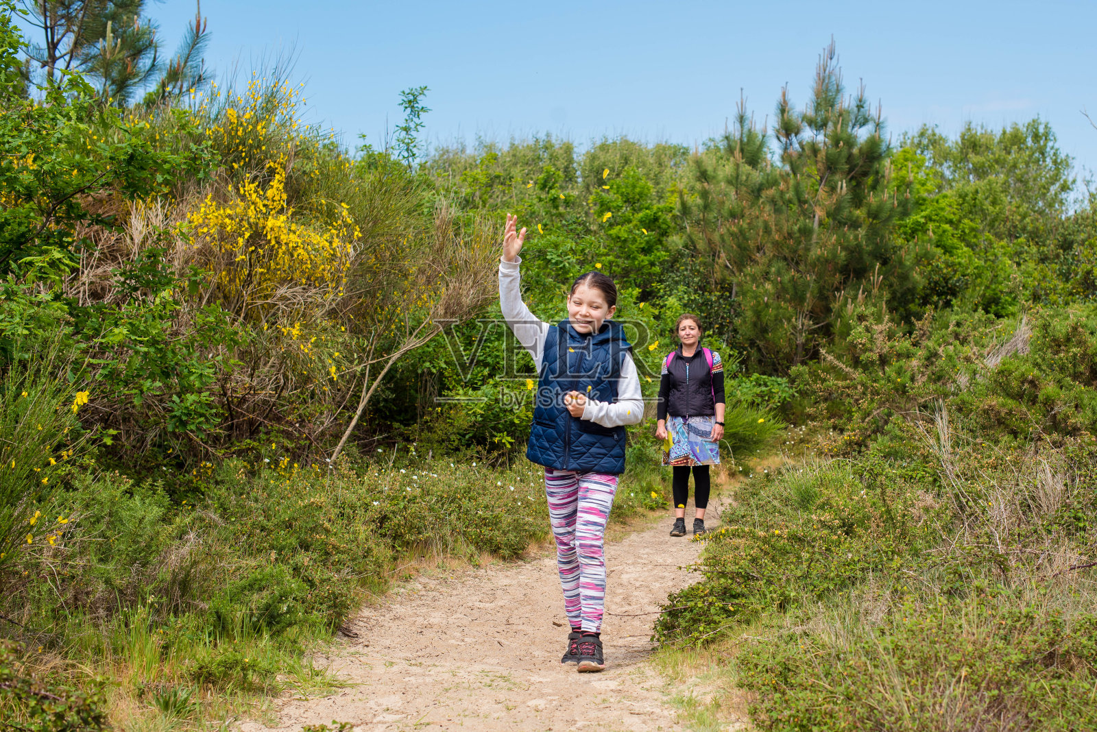 可爱的小女孩边走边玩花瓣照片摄影图片