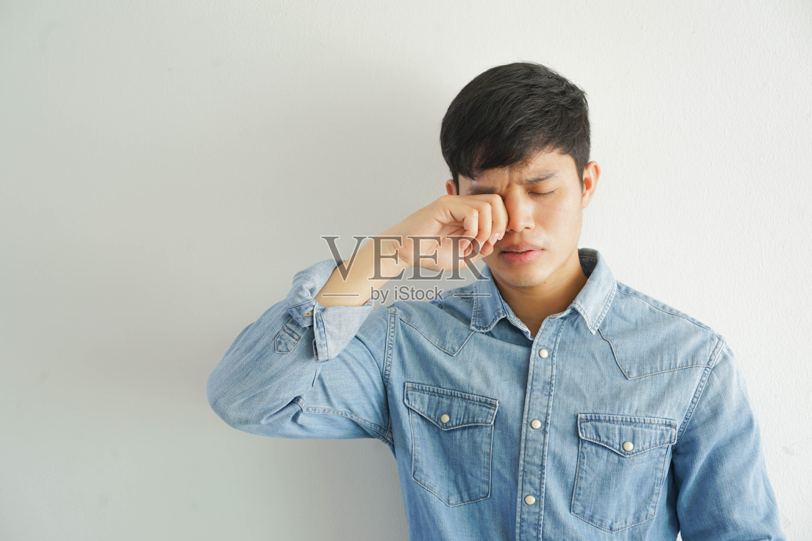 年轻人近距离用手揉眼后感到不舒服的感觉为保健理念照片摄影图片