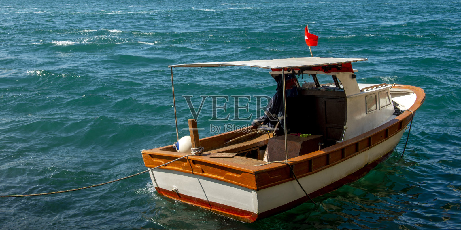 古老的船在海上反对伊斯坦布尔的观点照片摄影图片