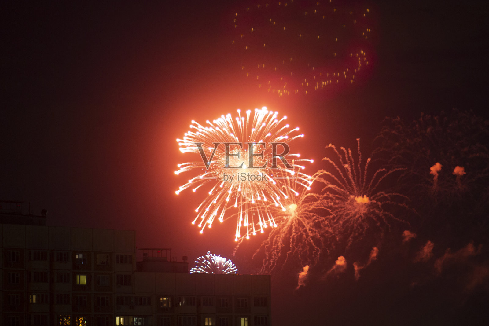 晚上放烟火。照片摄影图片