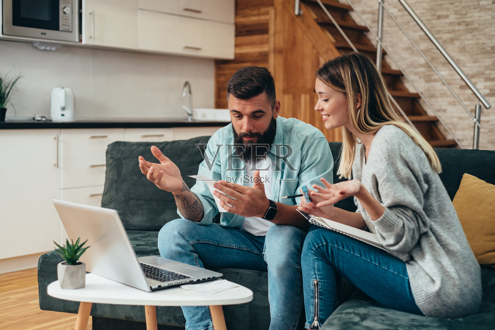 夫妻在家里一起查看财务和账单时使用笔记本电脑照片摄影图片