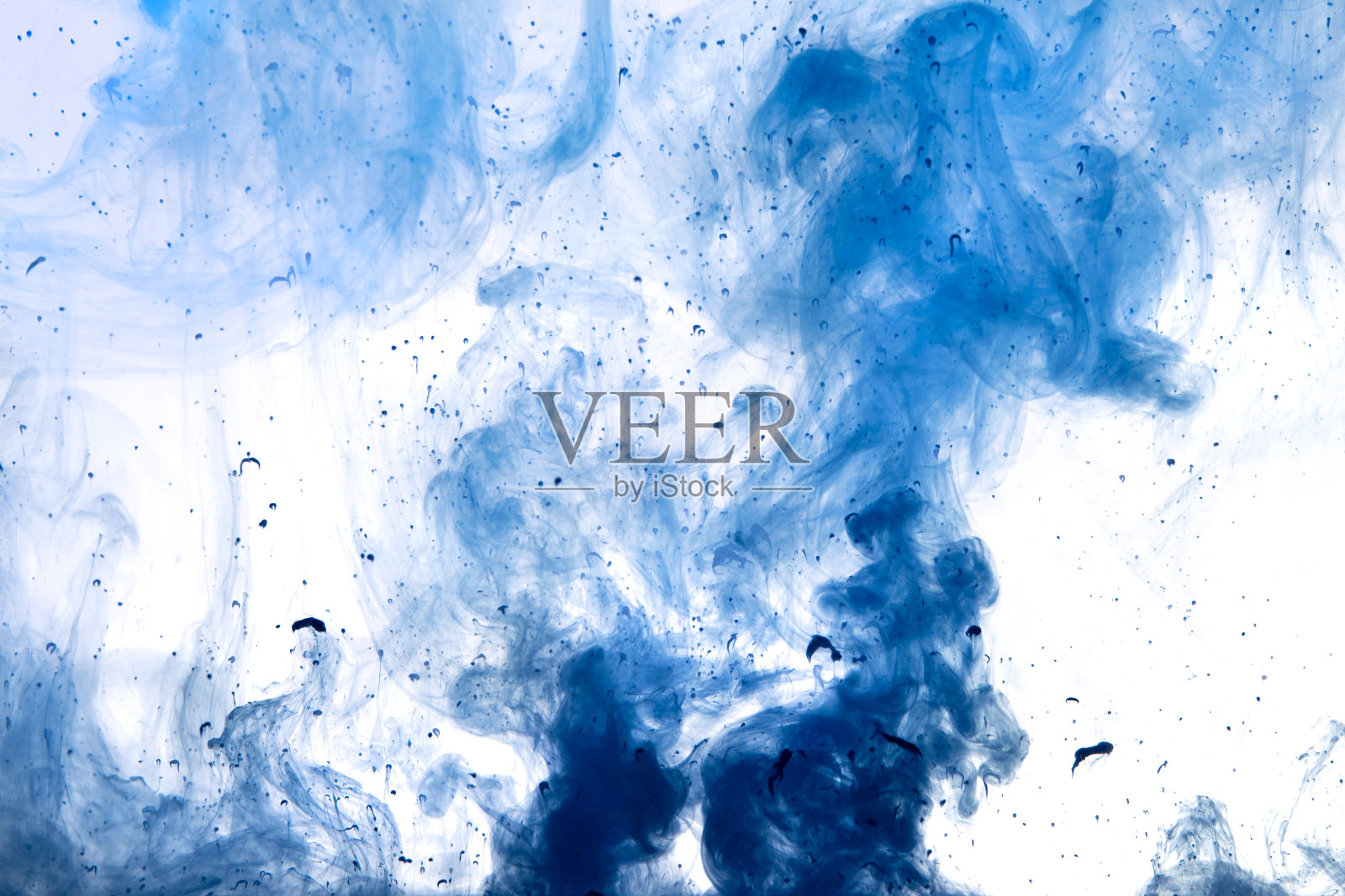 溶于水的蓝色油漆照片摄影图片