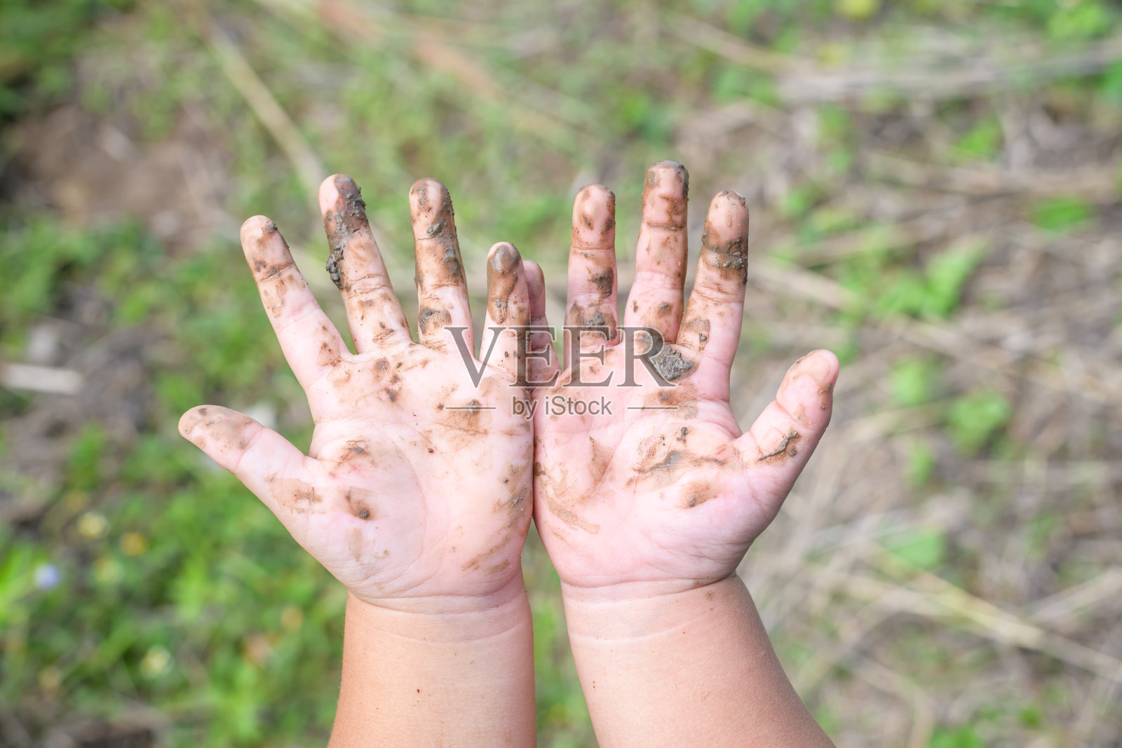 手与泥的特写照片摄影图片