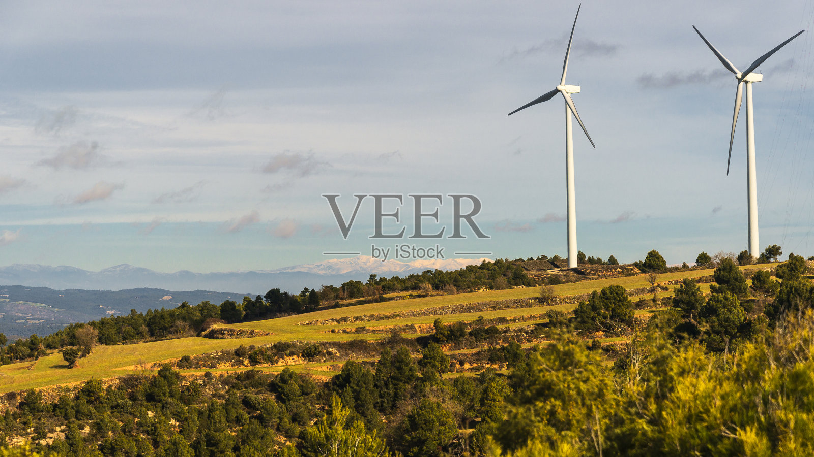 农业景观与风力涡轮机的背景在巴塞罗那省照片摄影图片