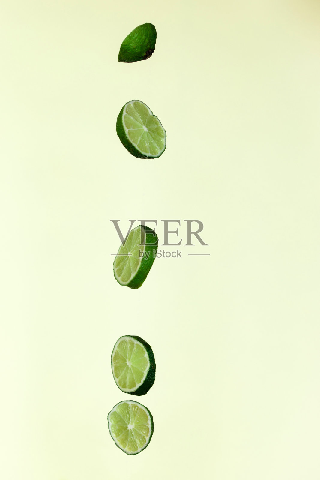 飞石灰在明亮的黄色背景照片摄影图片