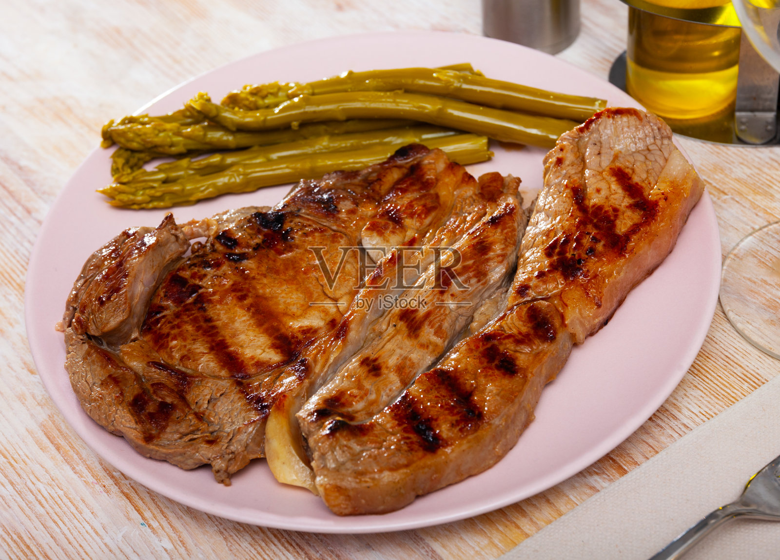 开胃的牛排配芦笋照片摄影图片