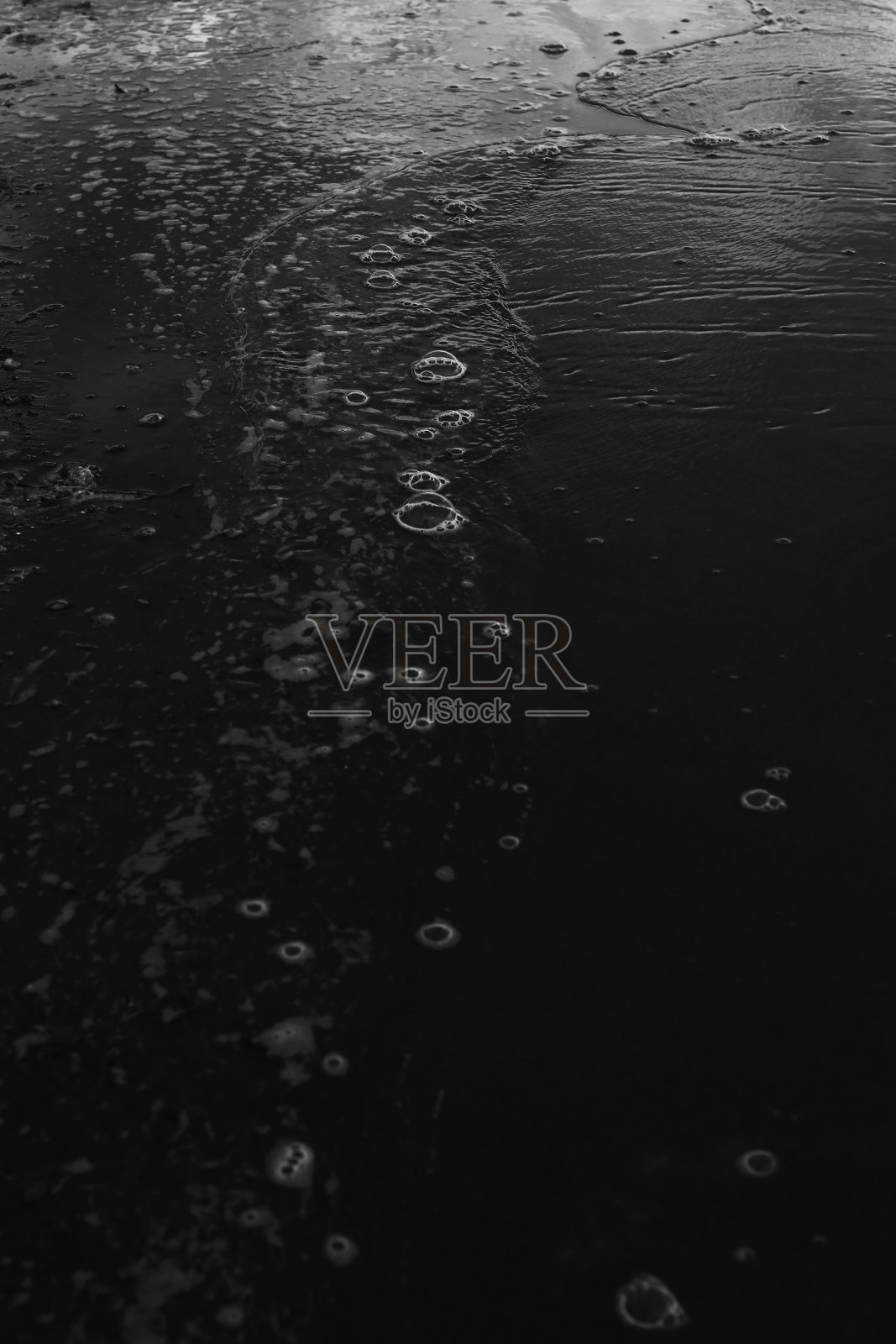 海景，潮湿的沙子和沙滩的海岸线，泡沫和泡沫，在水中划船照片摄影图片