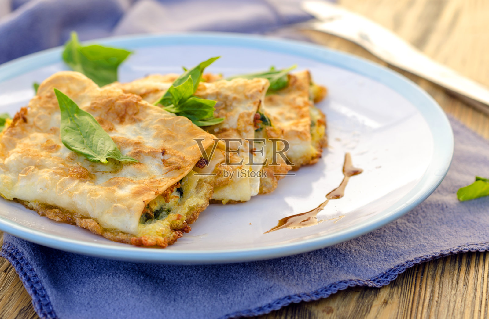 白干酪配菠菜炸皮塔饼照片摄影图片