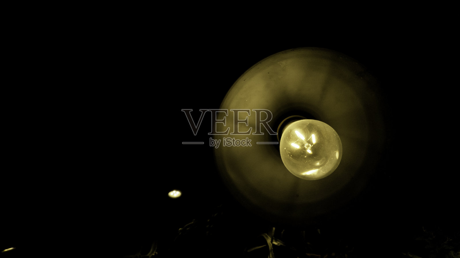 近白炽灯闪烁照片摄影图片