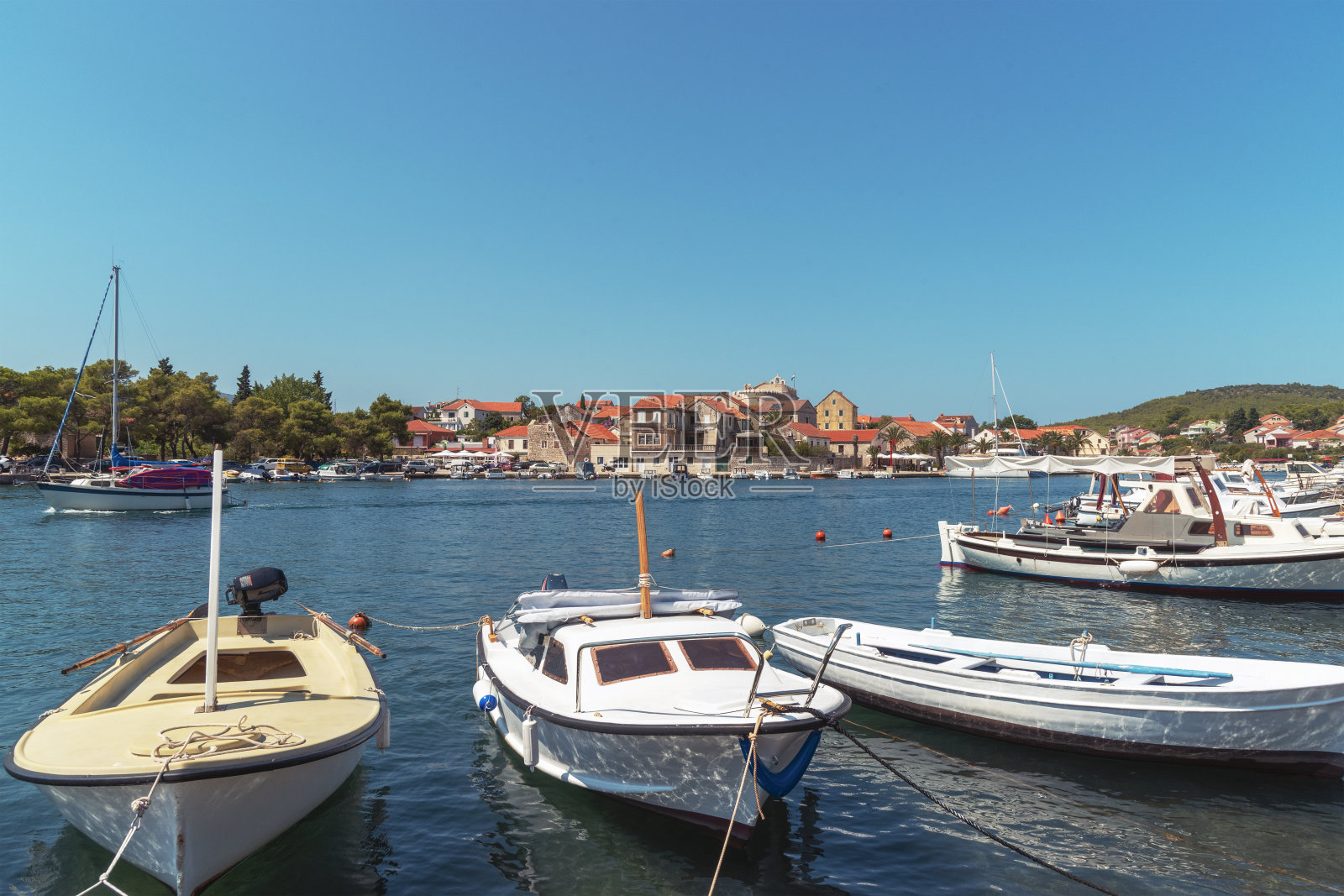 Vrboska村，位于克罗地亚达尔马提亚的赫瓦尔岛北海岸照片摄影图片