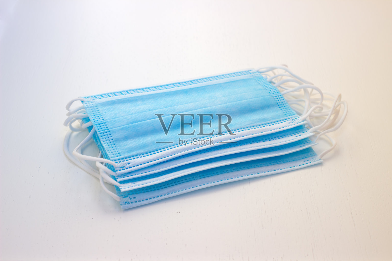 蓝色口罩，防止病毒、感染或细菌。照片摄影图片