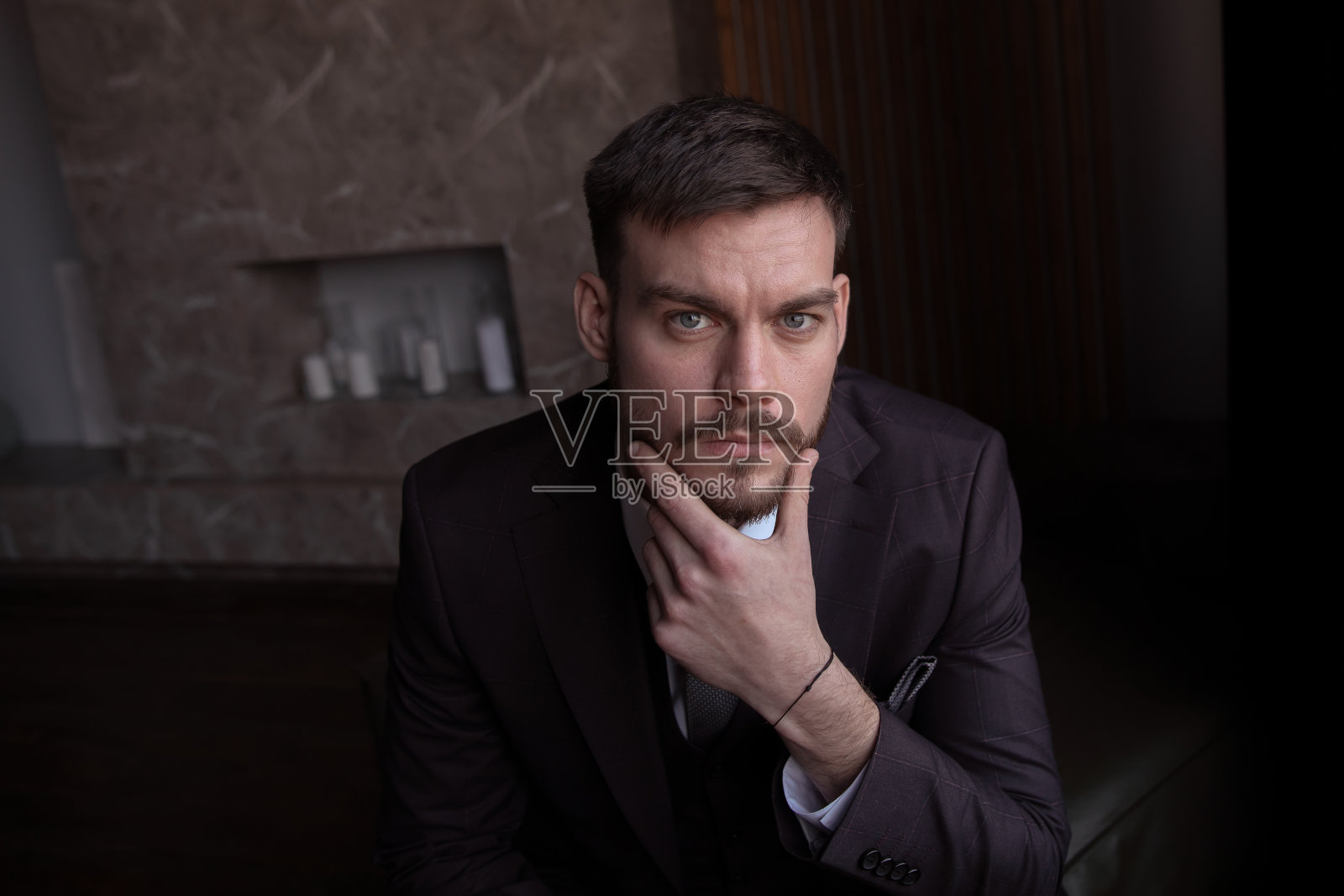 一个留着胡子的野蛮年轻人的肖像。业务照片摄影图片